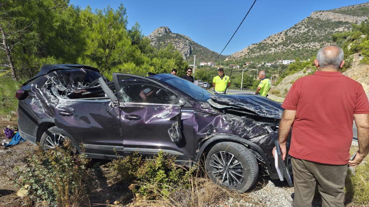 Bariyerlere çarpan otomobil takla attı! 20 yaşındaki Mustafa Alkan öldü 5